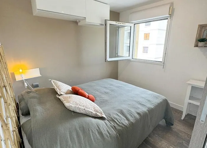 A 50m Des Plages Saint-Raphaël